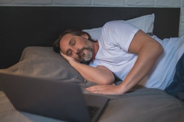 Uyuyakalmışım. Adam internetten film izlerken kestiriyor.