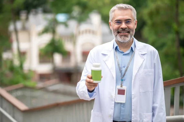 Przerwa Kawę Uśmiechnięty Mężczyzna Fartuchu Laboratoryjnym Filiżanką Kawy — Zdjęcie stockowe