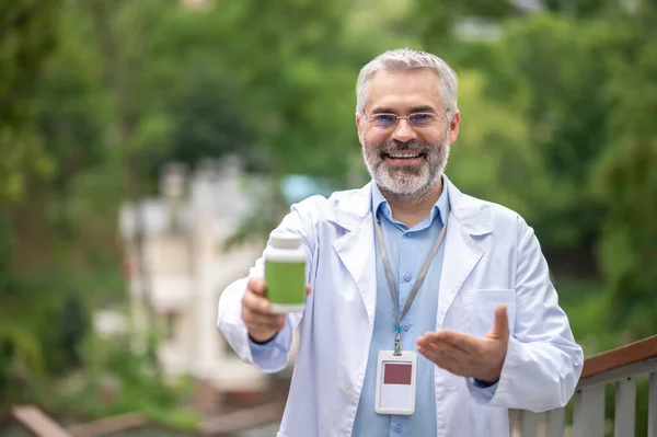 Koffie Pauze Glimlachende Man Een Labjas Met Een Kop Koffie — Stockfoto