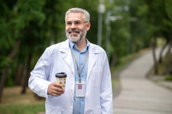 Koffie Pauze Baard Volwassen Man Lab Jas Met Een Kopje — Stockfoto