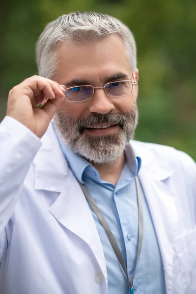 Arzt Ein Gut Aussehender Intelligenter Reifer Mann Mit Brille Und — Stockfoto
