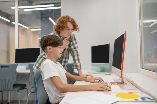 Στο Μάθημα Μαθητές Που Εργάζονται Υπολογιστές Στο Μάθημα Πληροφορικής Στο — Φωτογραφία Αρχείου