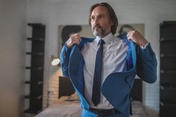 Getting Dressed Bearded Good Looking Man Putting His Jacket — Stock Photo, Image