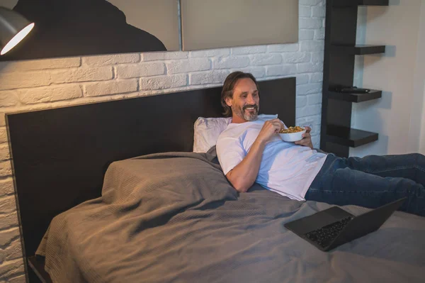 Beristirahat Man Beristirahat Setelah Bekerja Dan Makan Makanan Ringan Sambil — Stok Foto