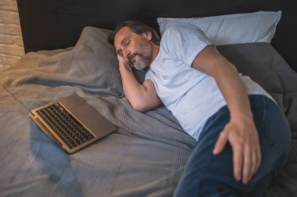 Adormeci Homem Cochilando Enquanto Assiste Filme Online — Fotografia de Stock