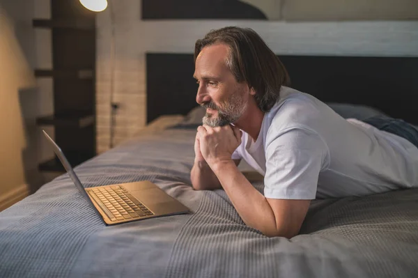 Online Daten Een Volwassen Man Glimlachen Terwijl Chatten Online — Stockfoto