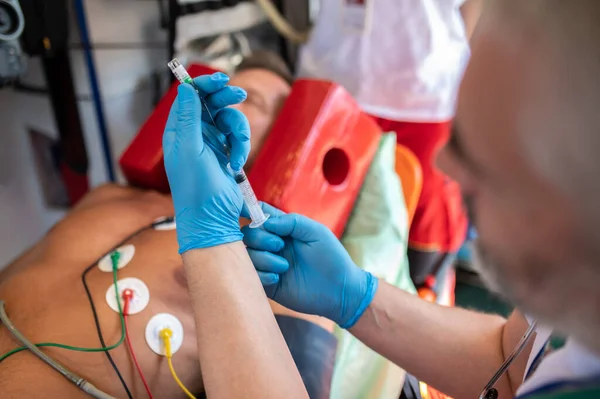 Paramedis Berpengalaman Dalam Sarung Tangan Steril Menyusun Obat Dari Ampul Stok Foto Bebas Royalti