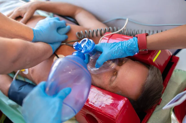 Erfahrene Sanitäter Führen Herz Lungen Wiederbelebung Patienten Durch Der Rettungswagen lizenzfreie Stockfotos