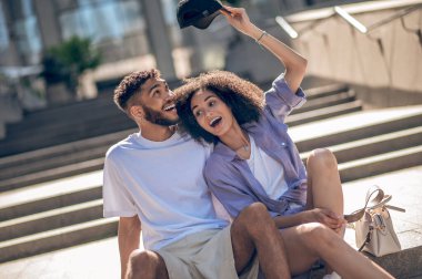 Eğleniyorum. Genç ve tatlı bir çift eğleniyor.