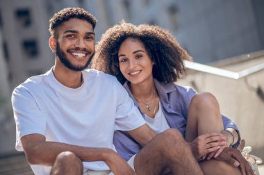 Mutlu bir çift. Gülümseyen ve mutlu genç çift birlikte vakit geçiriyor.