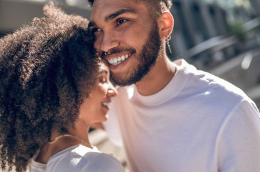 Aşık oldum. Birbirine aşık iki gencin yakın fotoğrafı.