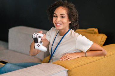 Bilgisayar oyunları. Playstation 'da beyaz tişörtlü genç kız.