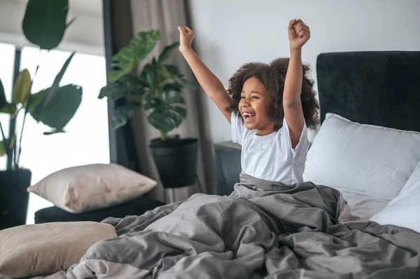 Fühlen Sie Sich Gut Nettes Lockiges Mädchen Das Morgens Aufwacht — Stockfoto