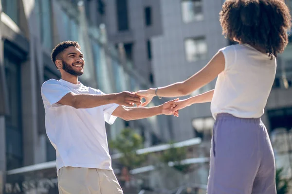 Lyckliga Människor Glada Söta Unga Par Dansar Gatan — Stockfoto