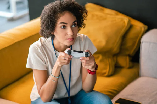 Menina Bonito Jogar Jogo Computador Olhando Envolto — Fotografia de Stock