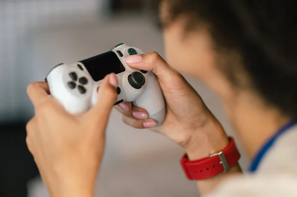 Computerspiele Junges Mädchen Weißen Shirt Spielt Playong Auf Playstation — Stockfoto