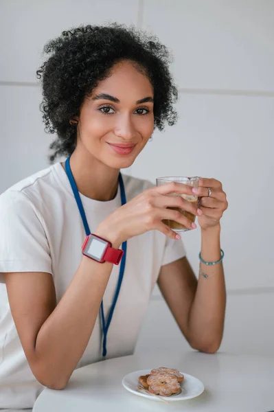 Koffie Pauze Brunette Jonge Vrouw Het Kantoor Kantine Met Een — Stockfoto