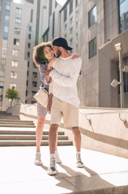 Romantizm. Aşk ve romantizm arayan mutlu genç çift