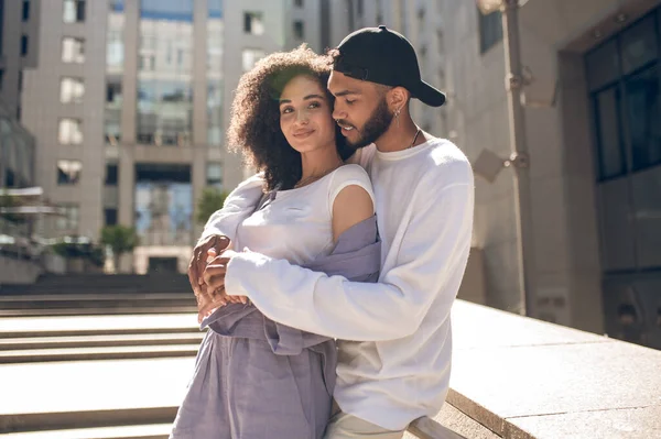 Una Cita Joven Abrazando Hic Novias Ambos Buscando Feliz —  Fotos de Stock