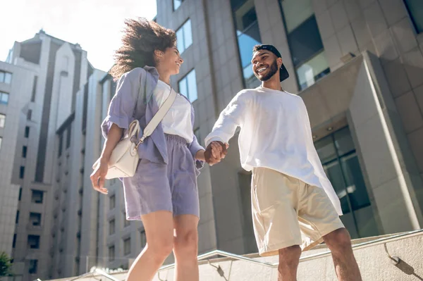 ２人で 若いカップルが通りを歩いて手をつないで — ストック写真