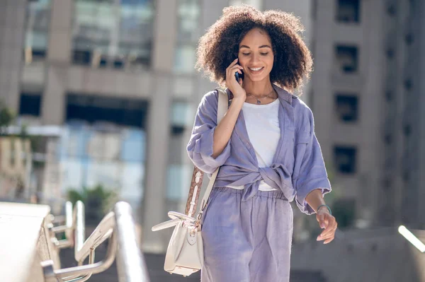 Coup Fil Jolie Jeune Femme Marchant Dans Rue Parlant Téléphone — Photo