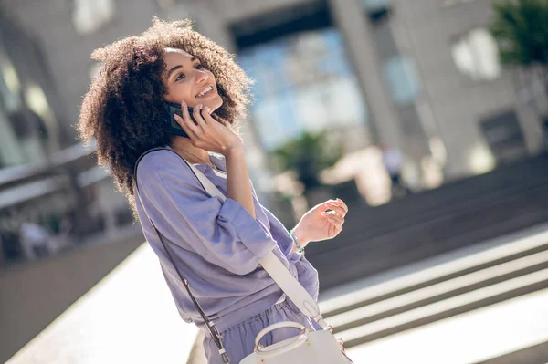 Llamada Telefónica Linda Mujer Pelo Rizado Joven Hablando Por Teléfono — Foto de Stock