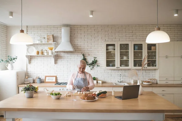 Fokuserad Mogen Kvinna Förklädet Skära Svampar Träskiva Innan Den Bärbara — Stockfoto