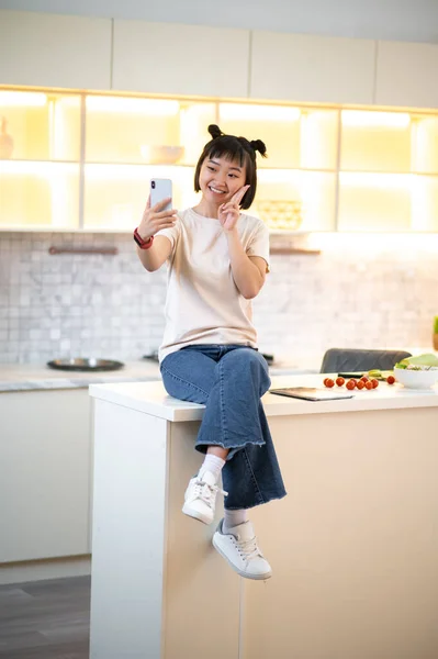Uśmiechnięty Szczęśliwy Młody Azji Kobieta Kucharz Siedzi Skrzyżowane Nogi Lady — Zdjęcie stockowe