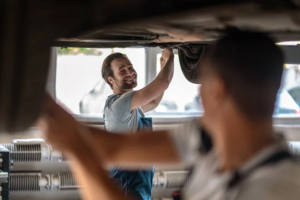 Glimlachend Tevreden Jonge Blanke Professionele Auto Monteur Repareren Van Auto — Stockfoto