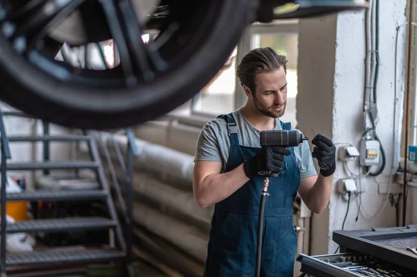 Jeune Mécanicien Automobile Concentré Vêtu Vêtements Travail Attachant Buse Clé — Photo