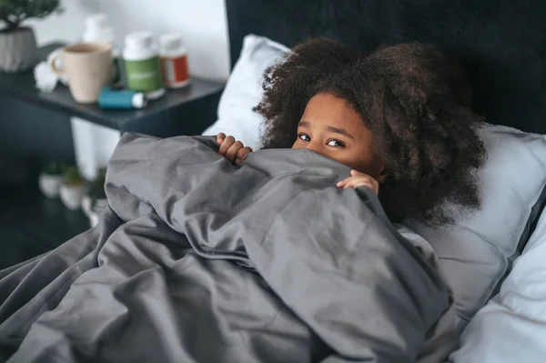 Sich Schlecht Fühlen Nettes Dunkelhaariges Mädchen Fühlt Sich Schlecht Und — Stockfoto