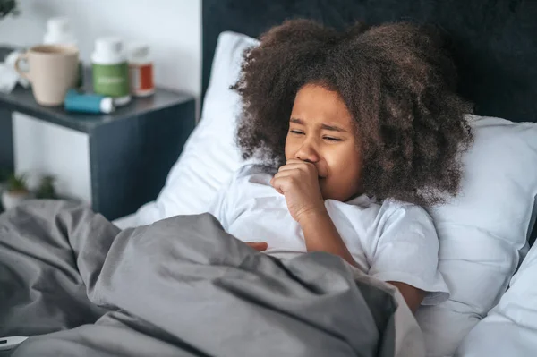 Covid Jolie Fille Couchée Dans Lit Avec Coronavirus Sentant Mal — Photo