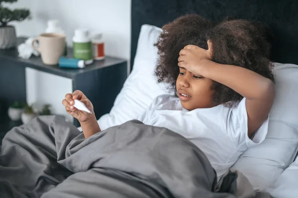 Covid Nettes Mädchen Liegt Mit Coronavirus Bett Und Fühlt Sich — Stockfoto