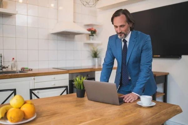 Prezentace Online Muž Elegantním Modrém Obleku Připravuje Online Prezentaci — Stock fotografie