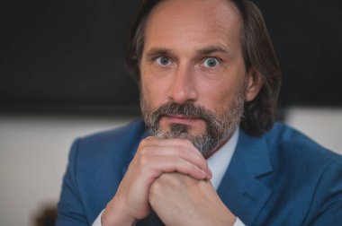 Olgunluk. Yakışıklı, sakallı, olgun bir adamın vesikalığı.