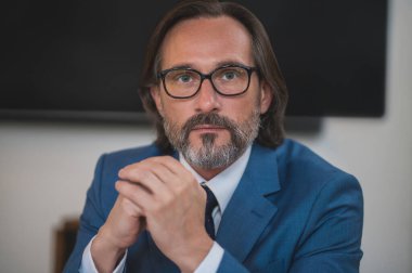 Olgunluk. Yakışıklı, sakallı, olgun bir adamın vesikalığı.