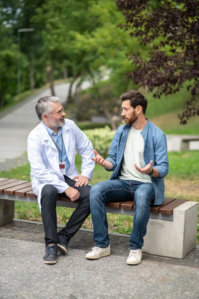 Nos Médicos Paciente Sexo Masculino Conversando Com Seu Médico Contando — Fotografia de Stock