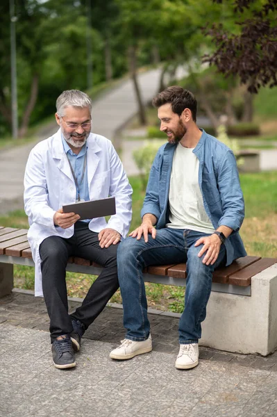 Conversation Therapist Young Man Talking Mature Experienced Doctor Lab Coat — Stock Photo, Image