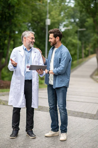 Conversation Therapist Young Man Talking Mature Experienced Doctor Lab Coat — Stock Photo, Image