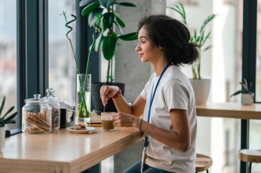 Ofis kantininde. Ofis kantininde genç ve güzel bir ofis çalışanı.
