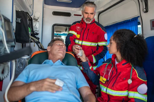 Equipo Paramédicos Experimentados Preparando Paciente Masculino Para Perfusión Intravenosa Coche — Foto de Stock