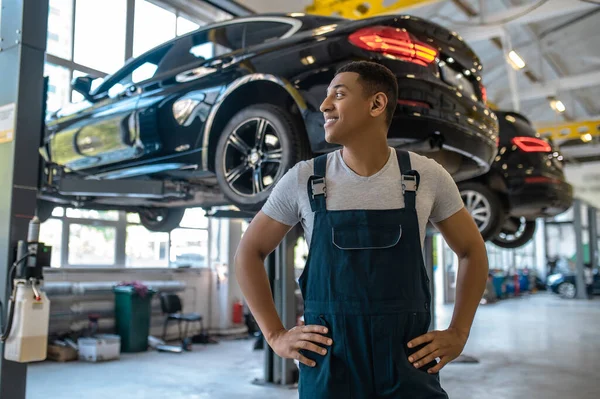 Souriant Contenté Jeune Mécanicien Voiture Vêtements Travail Debout Sur Son — Photo