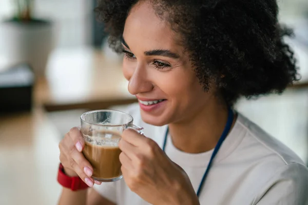 Πρωινός Καφές Φωτογραφία Μιας Χαμογελαστής Όμορφης Γυναίκας Που Πίνει Καφέ — Φωτογραφία Αρχείου