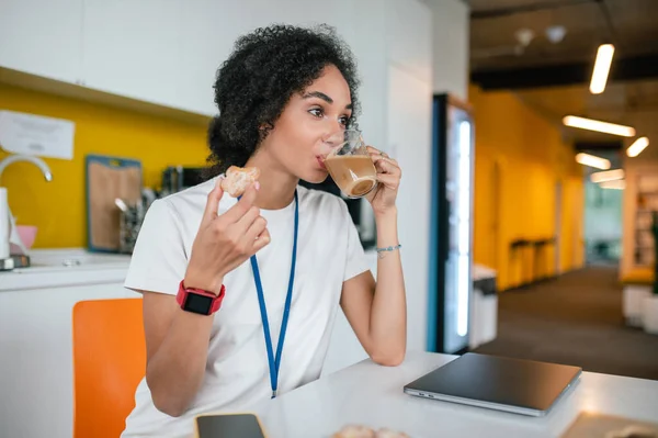 Kantine Jonge Donkerharige Vrouw Kantoor Die Koffie Zet Kantine — Stockfoto