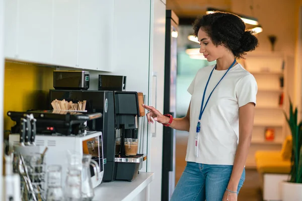 Dans Cantine Jeune Femme Brune Dans Bureau Faisant Café Dans — Photo