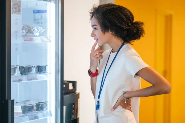 Ищем Перекусить Молодая Женщина Выбирает Холодильника Офисной Столовой — стоковое фото