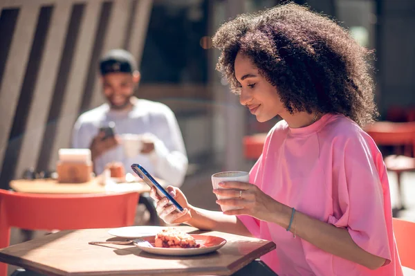 Gatukafé Två Ungdomar Som Dricker Kaffe Gatucaféet — Stockfoto