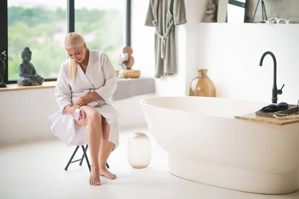 Smiling Barefoot Lady Sitting Stool Bathtub Massaging Leg Plastic Dry — Stock Photo, Image