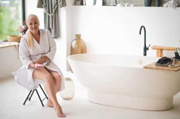 Smiling Beautiful Mature Lady Sitting Stool Bath Plastic Dry Body — Stock Photo, Image