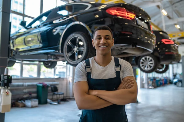 Taille Portret Van Een Lachende Automotive Service Medewerker Poseren Voor — Stockfoto